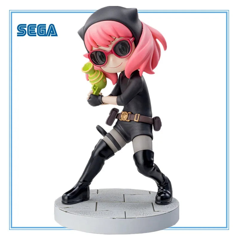 14cm Figurine Originale SEGA Luminasta Spy x Family | Figurine kawaii d'Anya Forger en tenue d'espionne. Ce modèle de SEGA, idéal pour les fans d'anime, est un objet de collection irrésistible