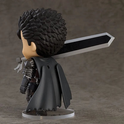 10cm Figurine Q Version de Guts, le Black Swordsman, inspirée de l'anime Berserk. Avec son épée emblématique et une posture dynamique, cette figurine est un modèle parfait pour les collectionneurs et fans de l'univers Berserk