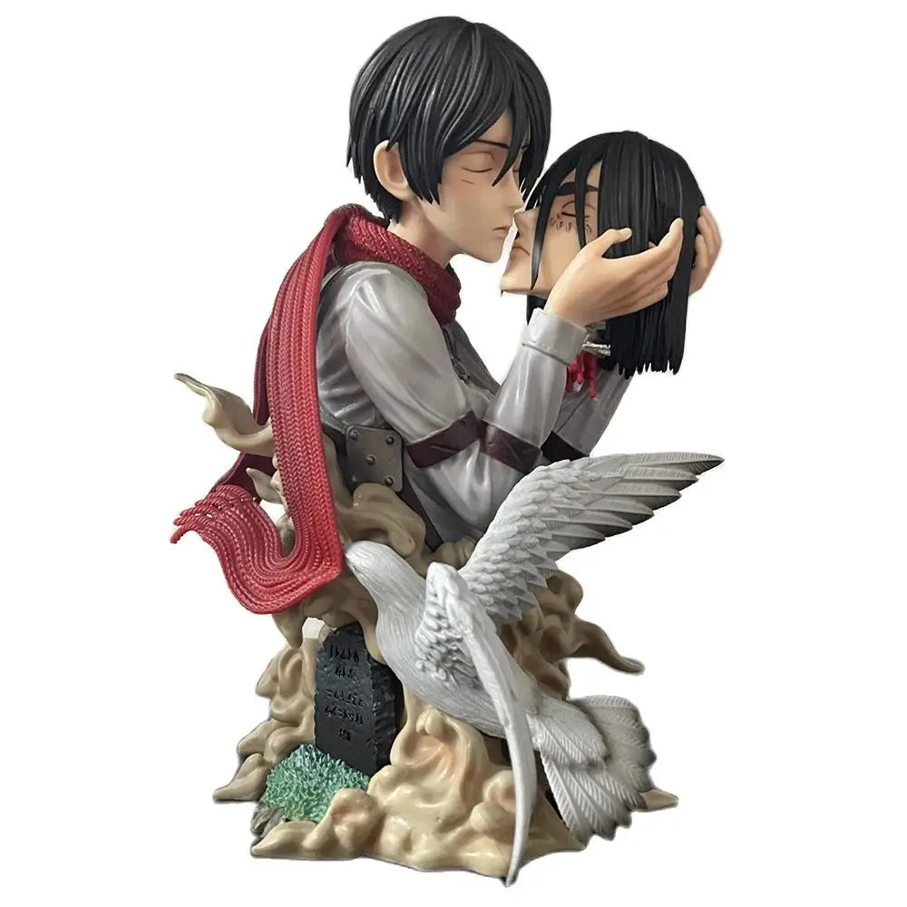 22cm Figurine Attack on Titan | Figurine représentant Mikasa Ackerman tenant Eren dans une scène intense de Attack on Titan. Idéale pour les collectionneurs et fans de l’anime, cette pièce de collection apportera une touche de drama à votre décoration !