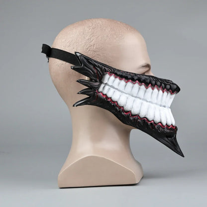 Masque effrayant inspiré du personnage Okarun de Dan Da Dan. Parfait pour Halloween, les mascarades ou les événements cosplay. Taille adulte, idéal pour compléter votre costume et impressionner les fans de l'anime !