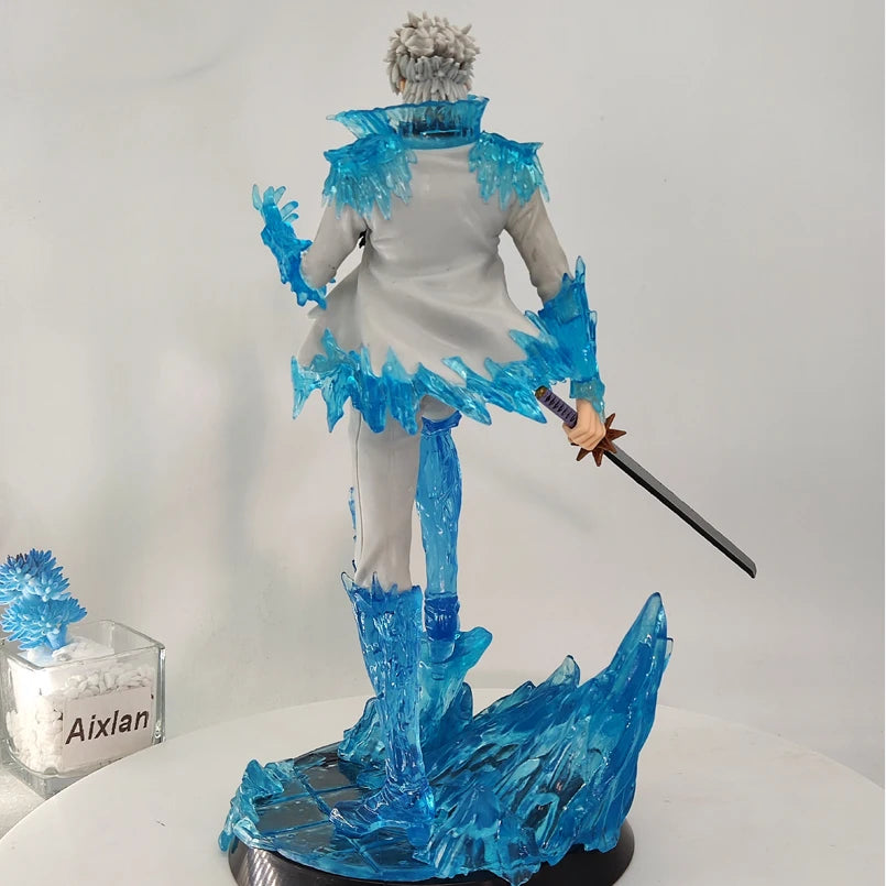 30cm Figurine Bleach | Plongez dans l'univers de Bleach avec cette figurine de Hitsugaya Toshiro. Réalisée en PVC de haute qualité, elle capture fidèlement l'apparence du capitaine de la 10e division avec des détails impressionnants