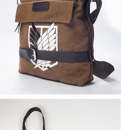 Sac bandoulière grande capacité Attack on Titan | Affichez votre passion pour Attack on Titan avec ce sac bandoulière rétro. Conçu pour être simple et polyvalent, ce sac offre une grande capacité de rangement, idéal pour une utilisation quotidienne