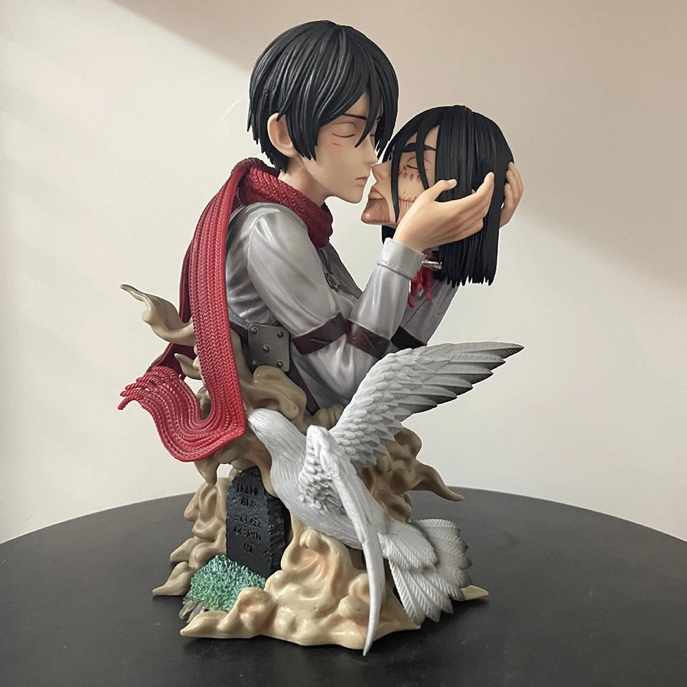 22cm Figurine Attack on Titan | Figurine représentant Mikasa Ackerman tenant Eren dans une scène intense de Attack on Titan. Idéale pour les collectionneurs et fans de l’anime, cette pièce de collection apportera une touche de drama à votre décoration !