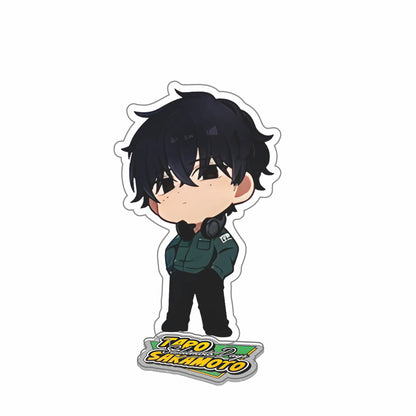 Présentoir acrylique de 10cm représentant les personnages de Sakamoto Days. Parfait pour les collections d'anime, cet accessoire mignon sert également de décoration pour chambre ou bureau