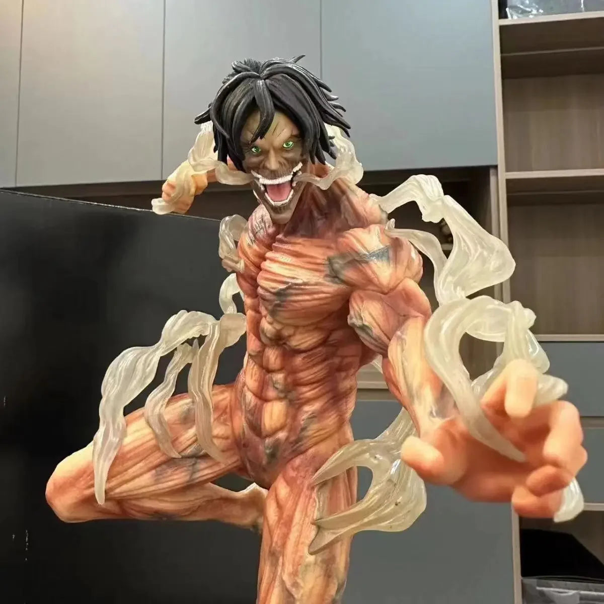 40cm Figurine Attack on Titan | Statue représentant Eren Jäger en Titan Assaillant. Parfaite pour les collectionneurs et fans d’Attack on Titan, cette figurine imposante est un cadeau exceptionnel pour une décoration inspirée de l'anime