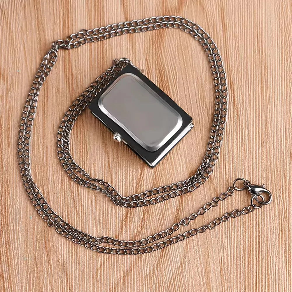 Pendentif vintage inspiré de Death Note, sous la forme d'une montre à gousset en métal, avec le design du Death Note. Ce pendentif avec une chaîne élégante est à la fois un accessoire tendance et un hommage aux fans de l'anime