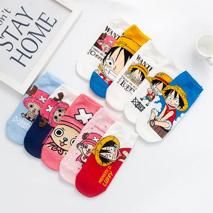 Chaussettes en coton pour hommes et femmes, mettant en avant les personnages emblématiques Luffy et Chopper de l'univers One Piece. Alliant confort et style, elles sont idéales pour les fans de l'anime