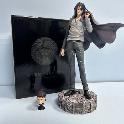 30cm Limited Edition Figure Attack on Titan | Action figure representing Eren Jaeger in costume. This model offers an interchangeable head to vary the expressions. Ideal for collectors and fans 