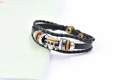 20cm Bracelet en cuir tressé, arborant le chapeau de paille et les personnages emblématiques : Luffy, Ace et les Mugiwara. Un accessoire élégant pour les fans de l'anime !