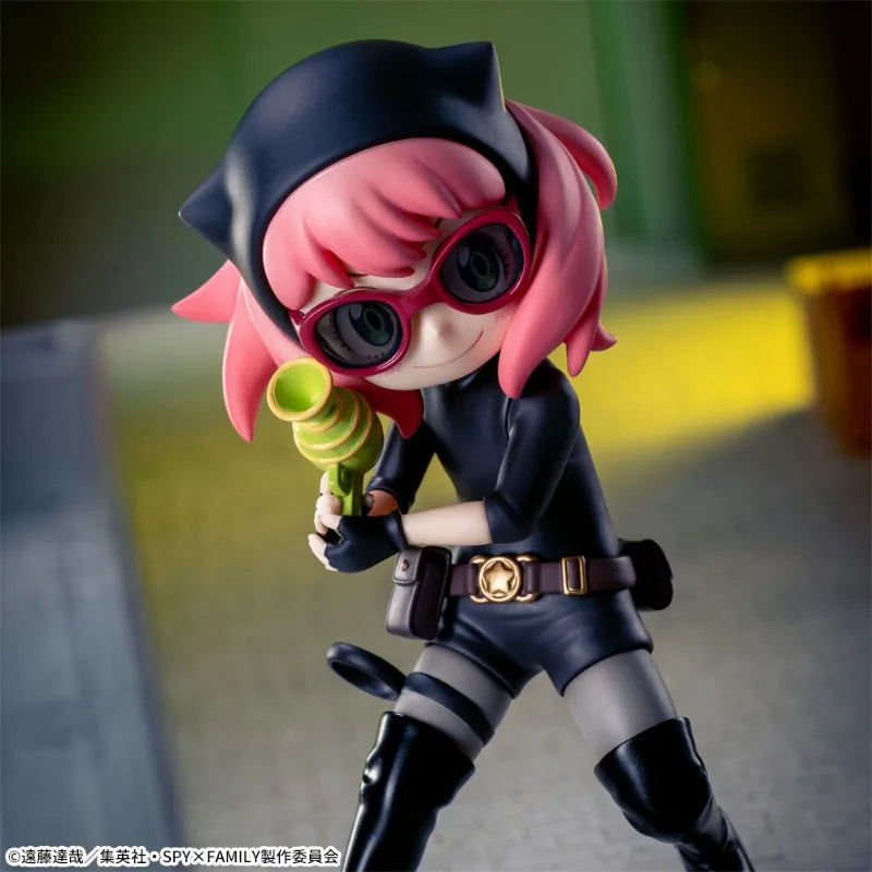 14cm Figurine Originale SEGA Luminasta Spy x Family | Figurine kawaii d'Anya Forger en tenue d'espionne. Ce modèle de SEGA, idéal pour les fans d'anime, est un objet de collection irrésistible