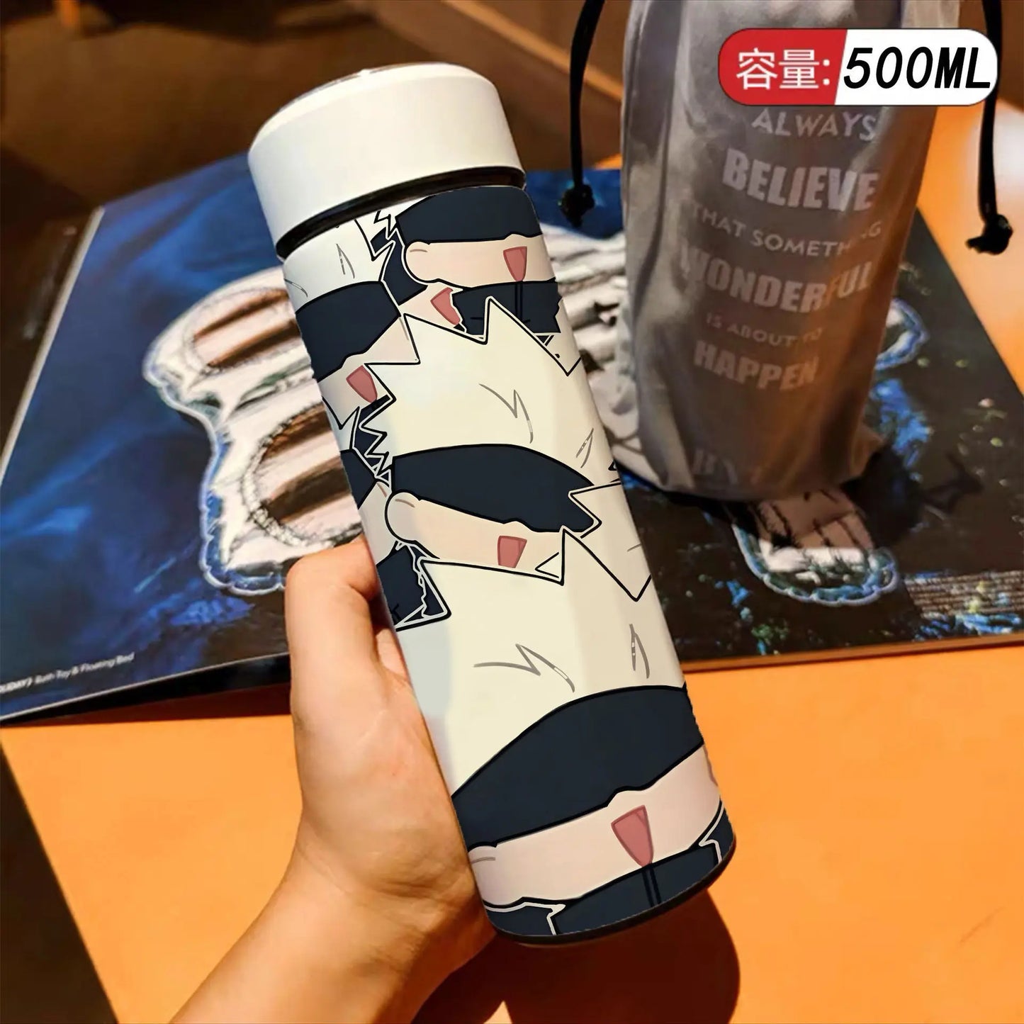 500ml Thermos Isotherme pour les fans de Jujutsu Kaisen, découvrez ce thermos isotherme inspiré conçu avec une grande capacité pour garder vos boissons à température idéale tout en affichant un design de votre personnage préféré