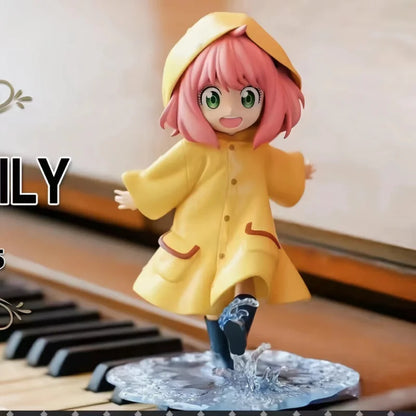 13cm Figurine SPY×FAMILY | Figurine représentant Anya Forger en tenue de pluie, dans un style kawaii. Idéale pour les fans de SPY×FAMILY, cette figurine mignonne est parfaite pour les collectionneurs, les enfants, ou comme cadeau original