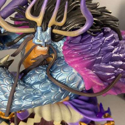 Figura de una pieza de 26 cm | Figura que representa a Kaido, uno de los Cuatro Emperadores y Rey de las Bestias del universo One Piece. Fabricado con PVC de alta calidad, este modelo captura el poder y la imponente estatura de Kaido. 