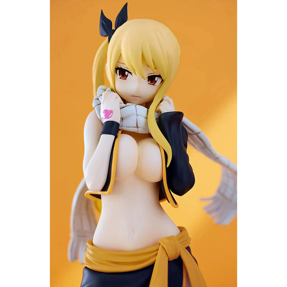 22cm Figurine BANDAI Fairy Tail | Figurine originale de Lucy Heartfilia dans la tenue de Natsu. Modèle en édition limitée avec des détails précis et une finition soignée, idéale pour les collectionneurs et les fans d'anime