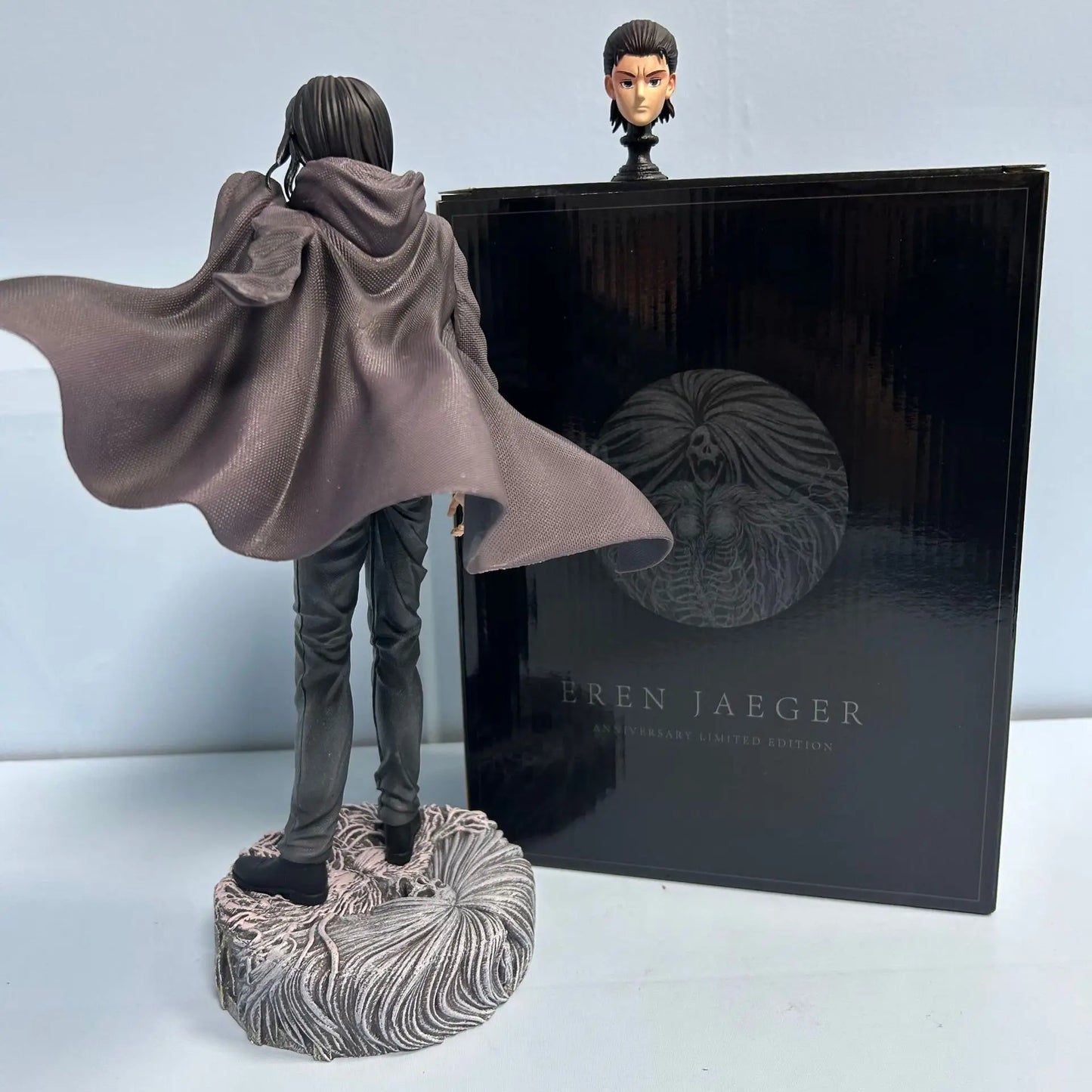 30cm Limited Edition Figure Attack on Titan | Action figure representing Eren Jaeger in costume. This model offers an interchangeable head to vary the expressions. Ideal for collectors and fans 