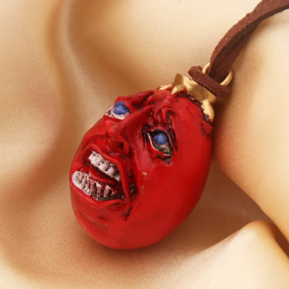 Pendentif et porte-clés représentant le Behelit, œuf du Roi de Berserk. Ces bijoux sont parfaits pour les fans de l'anime et du manga, idéals pour ajouter une touche de style gothique à vos accessoires quotidiens