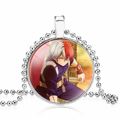 Collier My Hero Academia avec un pendentif rond stylé, inspiré de des personnages de My Hero Academia. Accessoire idéal pour compléter un look ou offrir en cadeau