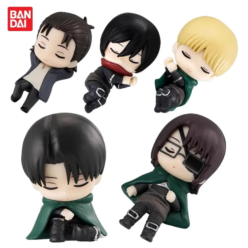 Figurines Attack on Titan Q Version | Figurines authentiques BANDAI, représentant Eren Jaeger, Levi Ackerman, Mikasa Ackerman, Hansi Zoe et Armin Arlert en style Q. Parfaites pour les collectionneurs et fans d'Attack on Titan