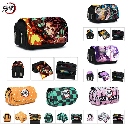 Trousse Demon Slayer en toile avec double fermeture éclair, inspirée de l'univers Kimetsu No Yaiba. Elle offre un grand espace de rangement pour stylos, crayons, et autres fournitures, tout en ajoutant une touche kawaii à votre quotidien