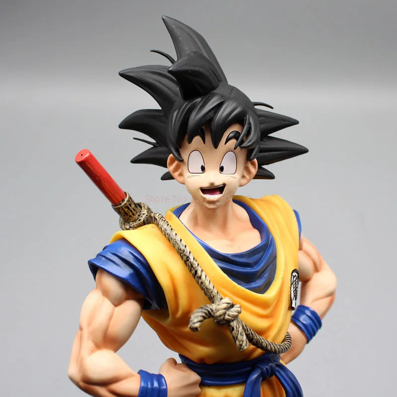 Figura Coleccionable Dragon Ball | Son Goku: Modelo en posición de pie representando a Goku con su bastón mágico. Una pieza perfecta para los fans del Anime, ideal como coleccionable. 