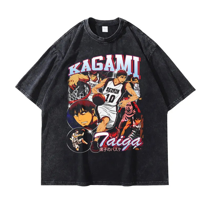 T-shirts vintage oversized avec design Kuroko Tetsuya et Aomine Daiki. Style streetwear inspiré du manga, parfait pour les fans. Disponible pour hommes