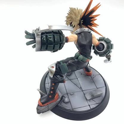 15cm Figurine My Hero Academia | Revivez l'intensité de My Hero Academia avec cette figurine de Bakugo Katsuki en version Battle. Fabriquée en PVC, elle est idéale pour les collections et les fans de l'univers