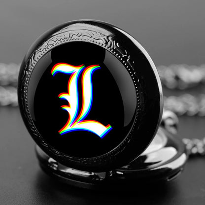 Montre à quartz Death Note avec design de L sous un dôme en verre. Parfait comme pendentif sur chaîne, idéal comme cadeau pour les fans de Death Note