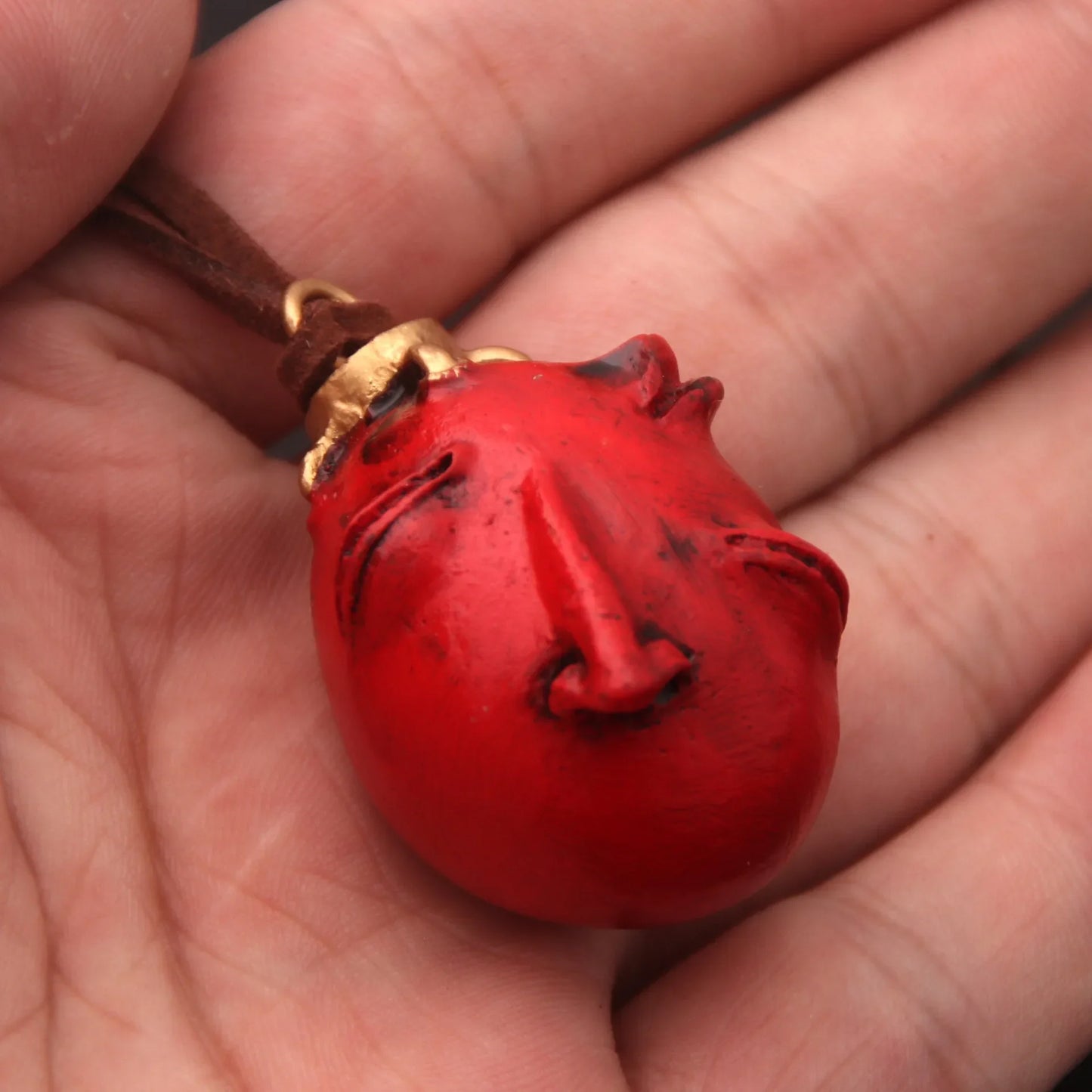 Pendentif et porte-clés représentant le Behelit, œuf du Roi de Berserk. Ces bijoux sont parfaits pour les fans de l'anime et du manga, idéals pour ajouter une touche de style gothique à vos accessoires quotidiens