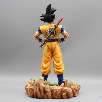 Figura Coleccionable Dragon Ball | Son Goku: Modelo en posición de pie representando a Goku con su bastón mágico. Una pieza perfecta para los fans del Anime, ideal como coleccionable. 