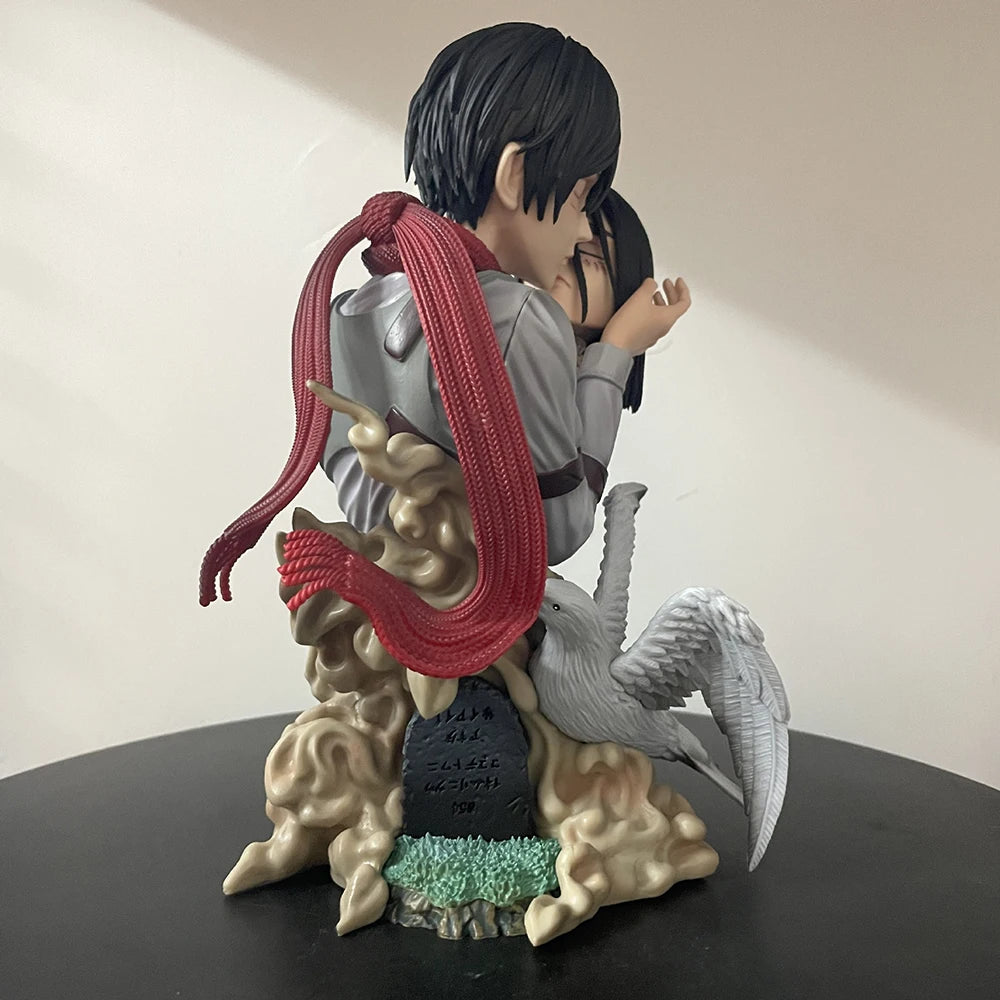 22cm Figurine Attack on Titan | Figurine représentant Mikasa Ackerman tenant Eren dans une scène intense de Attack on Titan. Idéale pour les collectionneurs et fans de l’anime, cette pièce de collection apportera une touche de drama à votre décoration !