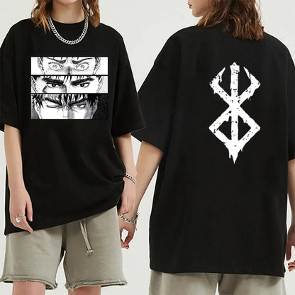 T-shirt en coton, avec un imprimé Berserk. Disponible en taille oversized, ce modèle est parfait pour les fans de l'anime. Confortable et tendance, il peut être porté comme vêtement décontracté ou pour afficher votre amour pour Berserk