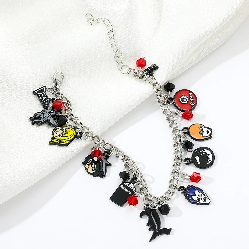 Bracelet à breloques avec pendentifs des personnages de Death Note. Parfait pour les fans de l'anime, cet accessoire stylé est un excellent cadeau. Idéal pour compléter une tenue avec une touche d’anime