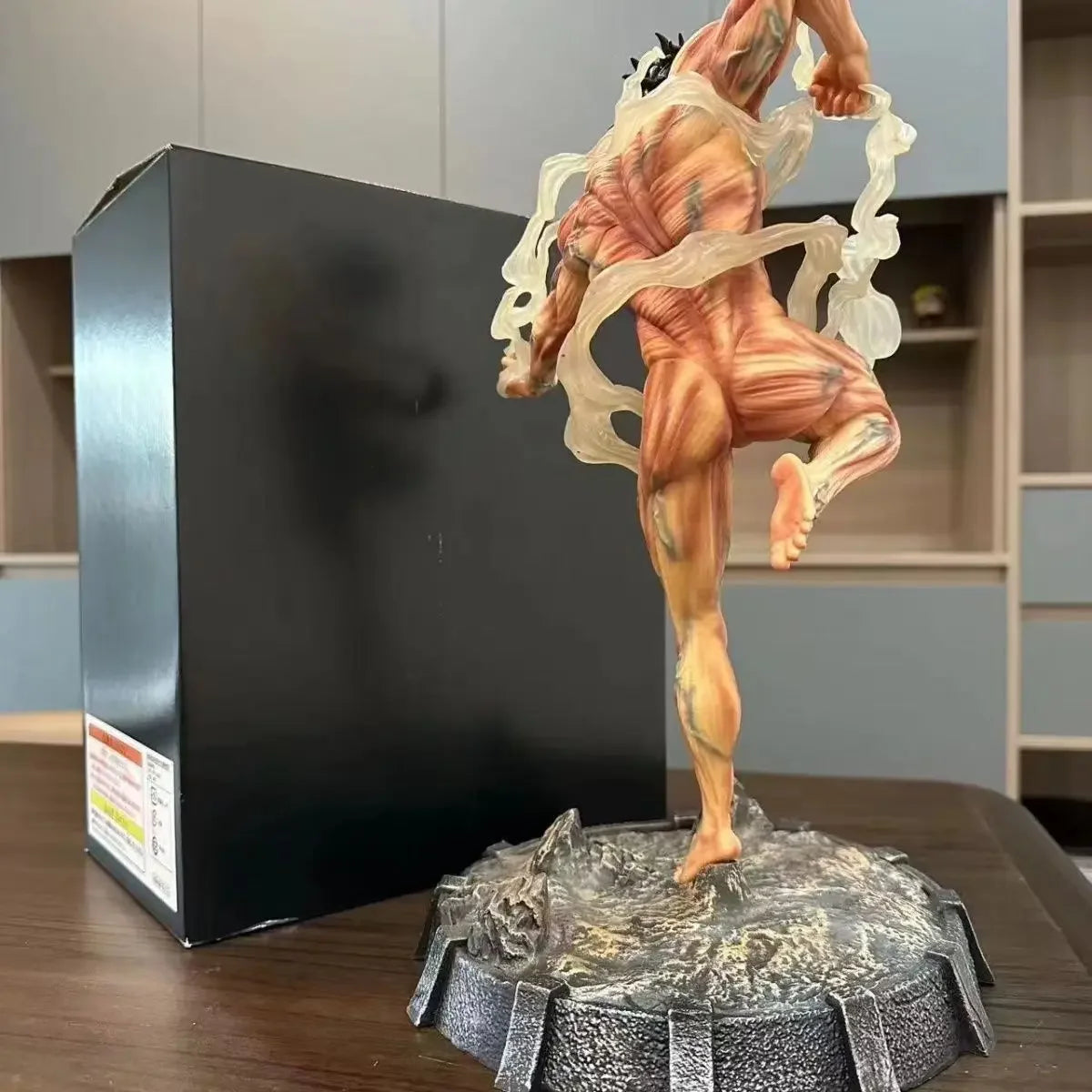 40cm Figurine Attack on Titan | Statue représentant Eren Jäger en Titan Assaillant. Parfaite pour les collectionneurs et fans d’Attack on Titan, cette figurine imposante est un cadeau exceptionnel pour une décoration inspirée de l'anime