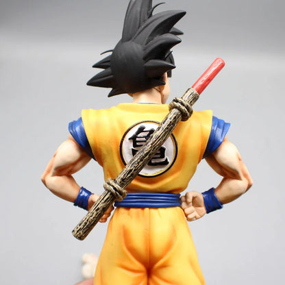 Figura Coleccionable Dragon Ball | Son Goku: Modelo en posición de pie representando a Goku con su bastón mágico. Una pieza perfecta para los fans del Anime, ideal como coleccionable. 