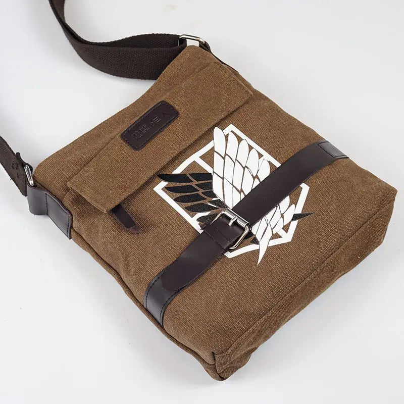 Sac bandoulière grande capacité Attack on Titan | Affichez votre passion pour Attack on Titan avec ce sac bandoulière rétro. Conçu pour être simple et polyvalent, ce sac offre une grande capacité de rangement, idéal pour une utilisation quotidienne