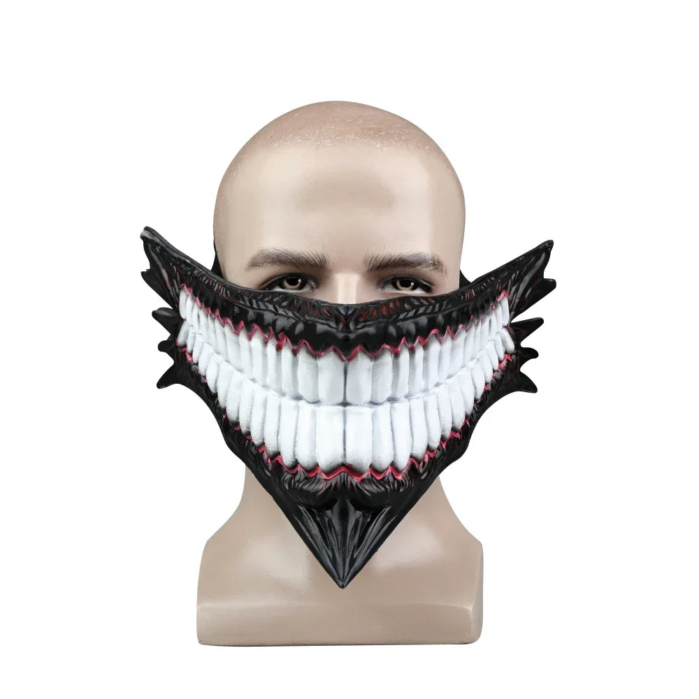 Masque effrayant inspiré du personnage Okarun de Dan Da Dan. Parfait pour Halloween, les mascarades ou les événements cosplay. Taille adulte, idéal pour compléter votre costume et impressionner les fans de l'anime !