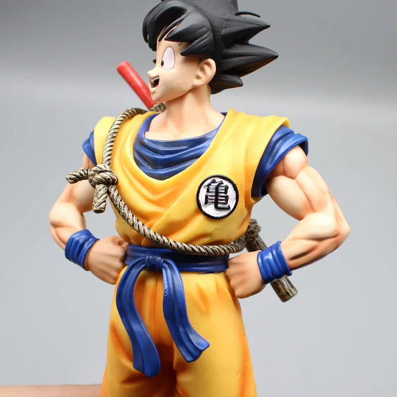 Figura Coleccionable Dragon Ball | Son Goku: Modelo en posición de pie representando a Goku con su bastón mágico. Una pieza perfecta para los fans del Anime, ideal como coleccionable. 