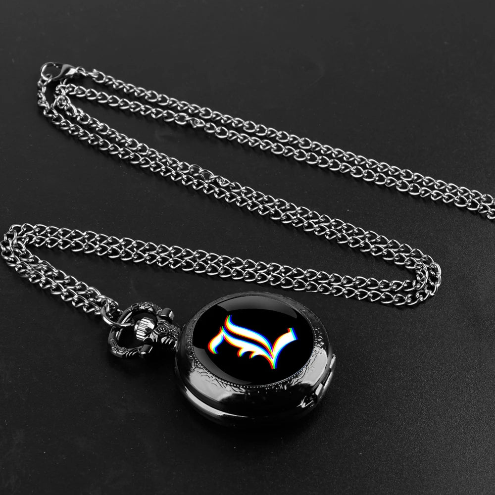 Montre à quartz Death Note avec design de L sous un dôme en verre. Parfait comme pendentif sur chaîne, idéal comme cadeau pour les fans de Death Note