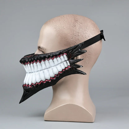 Masque effrayant inspiré du personnage Okarun de Dan Da Dan. Parfait pour Halloween, les mascarades ou les événements cosplay. Taille adulte, idéal pour compléter votre costume et impressionner les fans de l'anime !