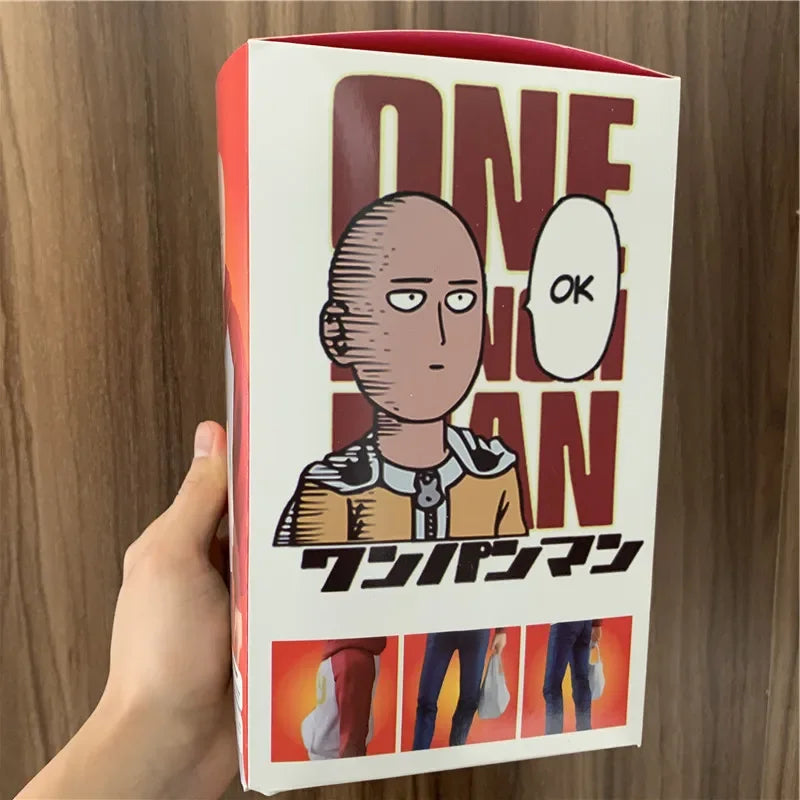 Figura One Punch Man de 18 cm | Figura de PVC de Saitama con una sudadera con capucha oppai, que captura un momento casual del héroe. Ideal para coleccionistas y fans de One Punch Man, así como como decoración o regalo.