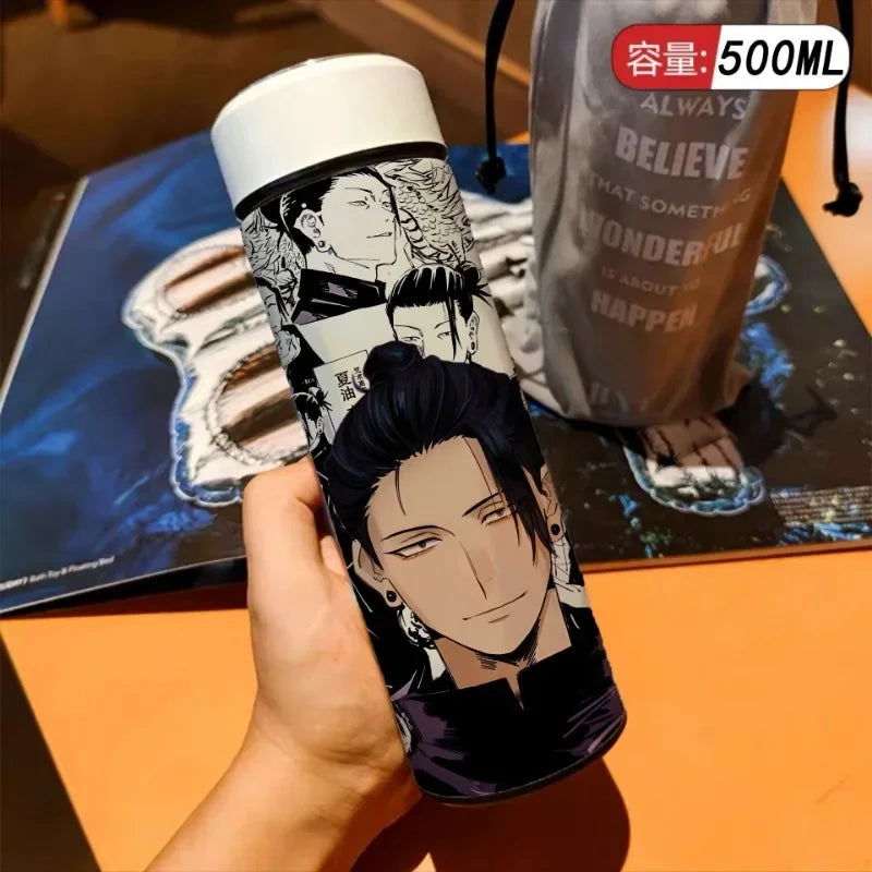 500ml Thermos Isotherme pour les fans de Jujutsu Kaisen, découvrez ce thermos isotherme inspiré conçu avec une grande capacité pour garder vos boissons à température idéale tout en affichant un design de votre personnage préféré