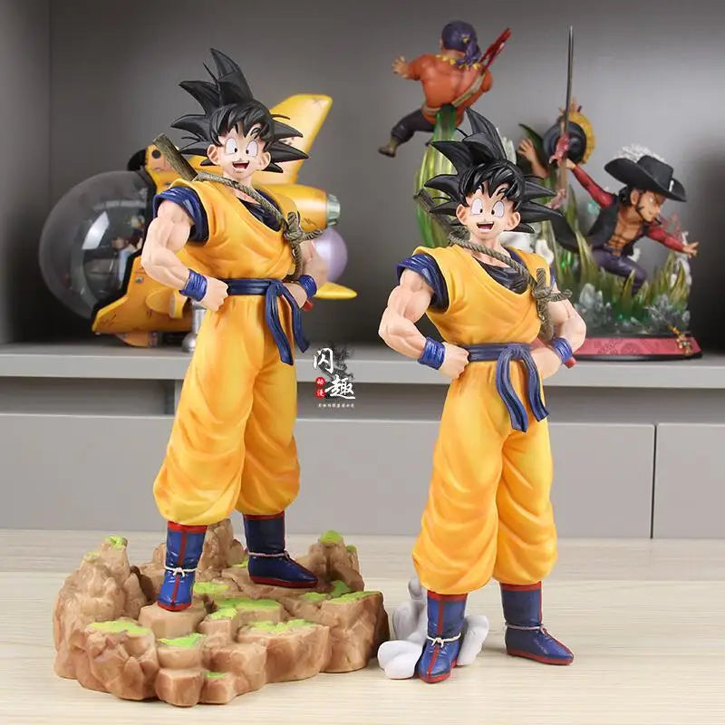 Figura Coleccionable Dragon Ball | Son Goku: Modelo en posición de pie representando a Goku con su bastón mágico. Una pieza perfecta para los fans del Anime, ideal como coleccionable. 