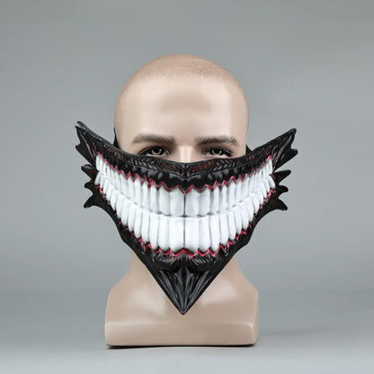 Masque effrayant inspiré du personnage Okarun de Dan Da Dan. Parfait pour Halloween, les mascarades ou les événements cosplay. Taille adulte, idéal pour compléter votre costume et impressionner les fans de l'anime !