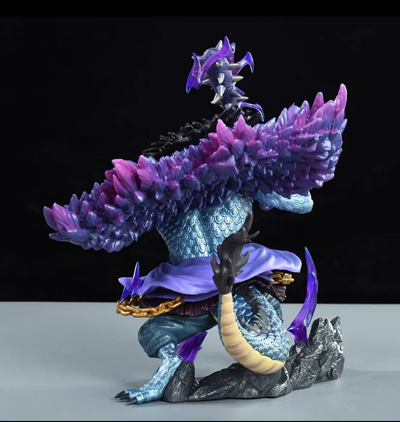 Figura de una pieza de 26 cm | Figura que representa a Kaido, uno de los Cuatro Emperadores y Rey de las Bestias del universo One Piece. Fabricado con PVC de alta calidad, este modelo captura el poder y la imponente estatura de Kaido. 