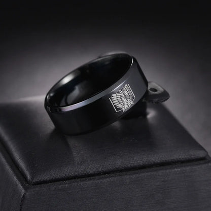 Bague Attack on Titan en Acier Inoxydable noir et argent avec motif des Ailes de la Liberté de Attack on Titan. Taille parfaite pour hommes et femmes. Un bijou élégant et incontournable pour les fans