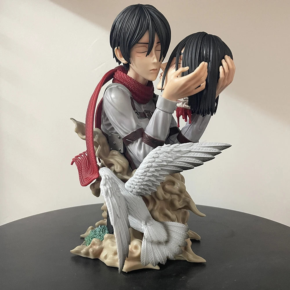 22cm Figurine Attack on Titan | Figurine représentant Mikasa Ackerman tenant Eren dans une scène intense de Attack on Titan. Idéale pour les collectionneurs et fans de l’anime, cette pièce de collection apportera une touche de drama à votre décoration !