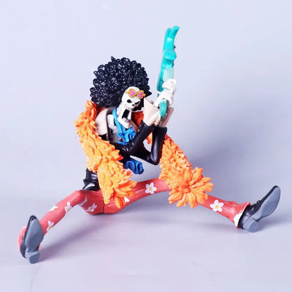 18cm Figurine One Piece | Brook Roi des Âmes, ajoutez à votre collection cette figurine de Brook, le célèbre musicien dans l'univers One Piece. Fabriquée avec des détails soignés qui capture parfaitement l'allure unique et charismatique de Brook.