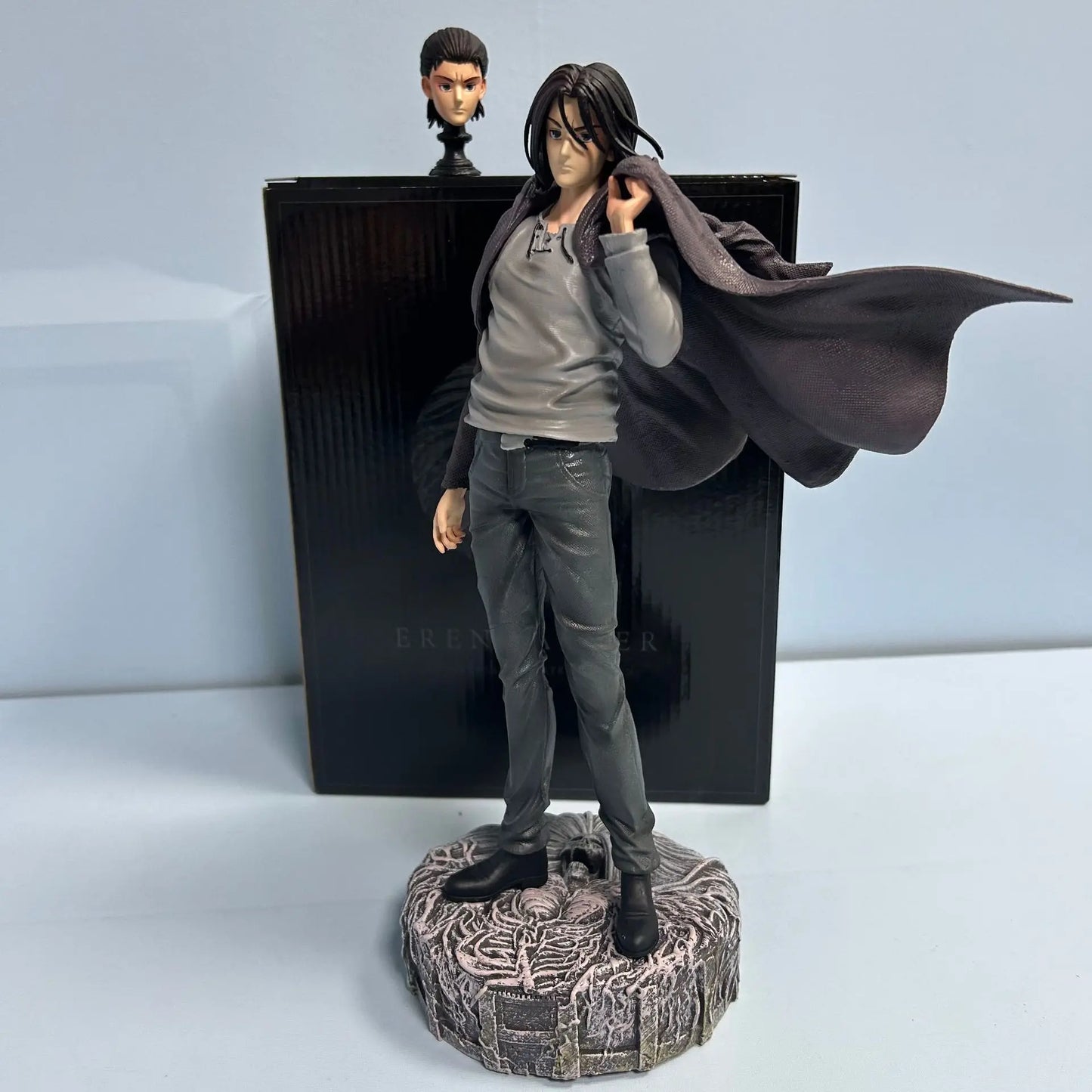 30cm Limited Edition Figure Attack on Titan | Action figure representing Eren Jaeger in costume. This model offers an interchangeable head to vary the expressions. Ideal for collectors and fans 