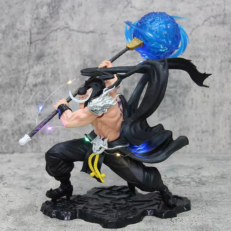 29cm Figurine One Piece | Edward Newgate, alias Barbe Blanche, avec effet LED. Cette pièce impressionnante capture la grandeur du légendaire pirate, idéale pour les fans de One Piece et les collectionneurs à la recherche d'un objet unique et lumineux.