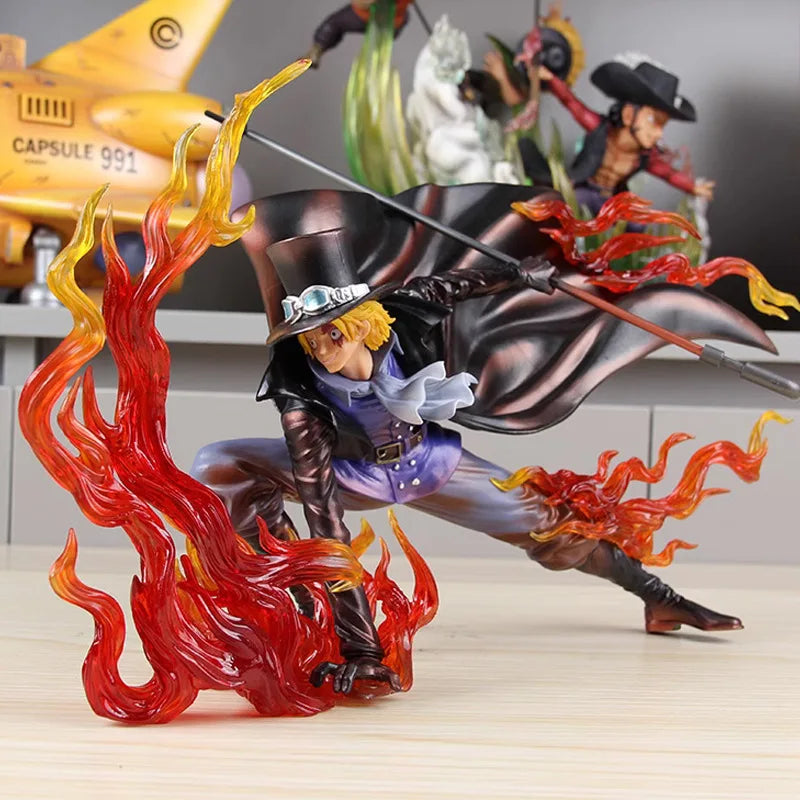 22cm Figurine One Piece | Sabo de l'armée révolutionnaire dans sa pose iconique Poing de Feu. Ce modèle de haute qualité est un incontournable pour les collectionneurs et les fans de One Piece !